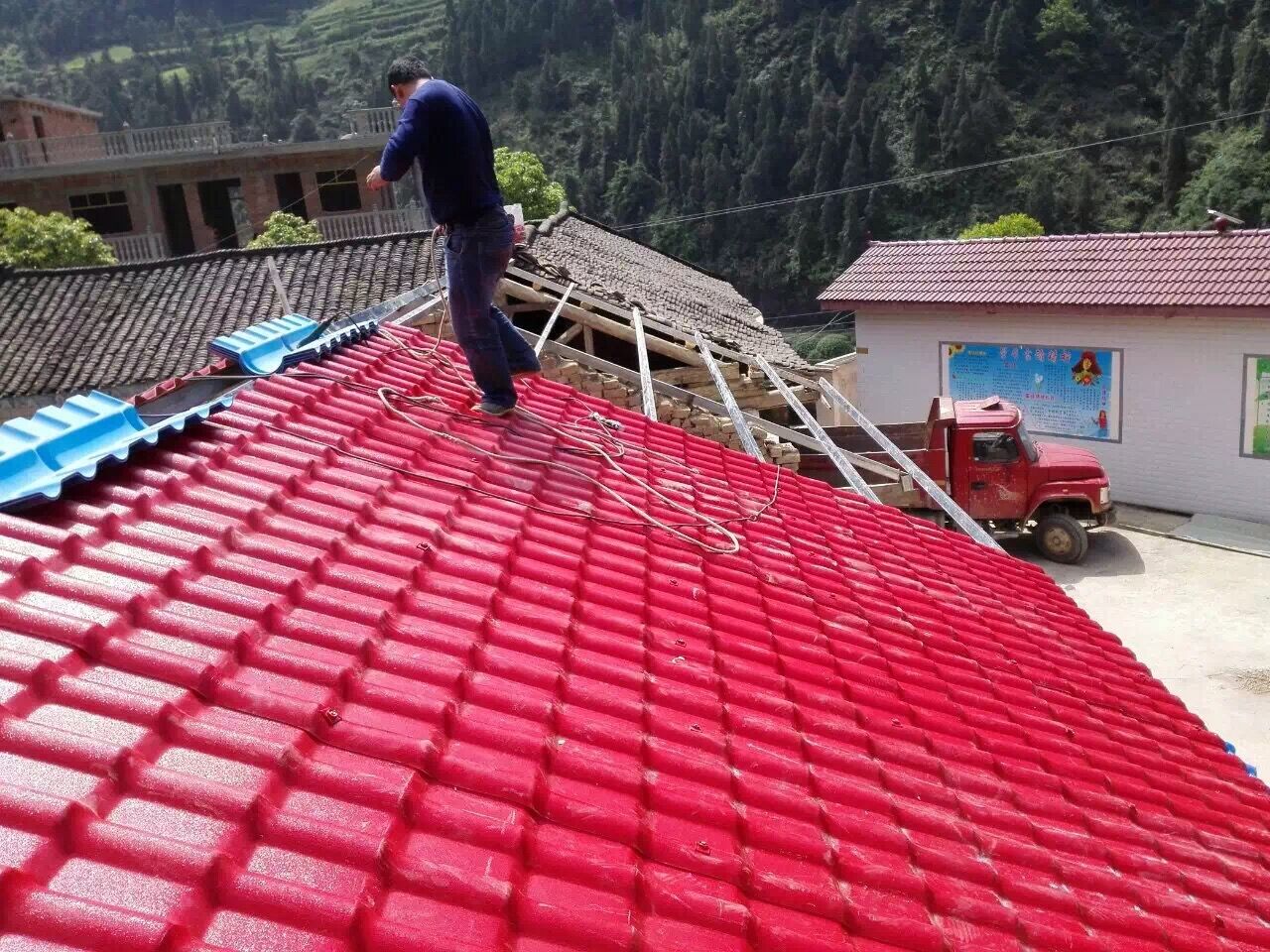 貴州車河小學(xué)屋頂換瓦記-坤寶樹(shù)脂瓦